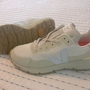 Veja Women’s Dekkan sneakers- US 7 NIB